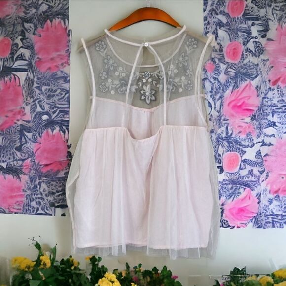 EUC Hollister Pink Tulle Floral Embroidered Top Size XS - Picture 2 of 6